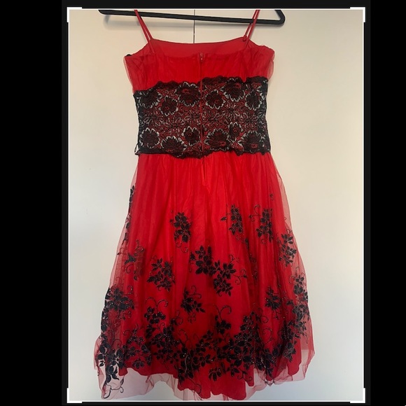 Spaghetti strapped red dress - Picture 2 of 6